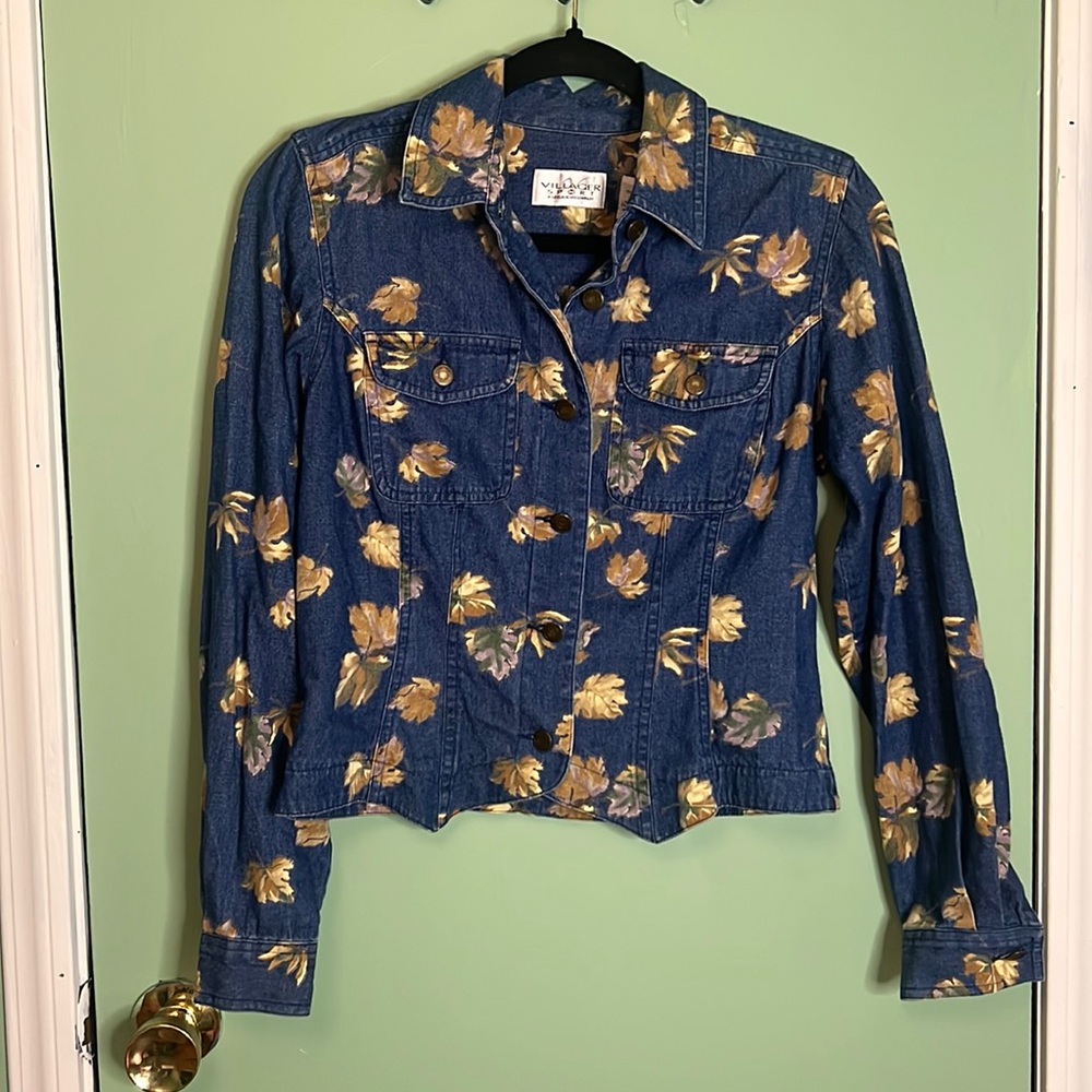 Liz Claiborne Villager Sport cropped denim button up with graphic leaves